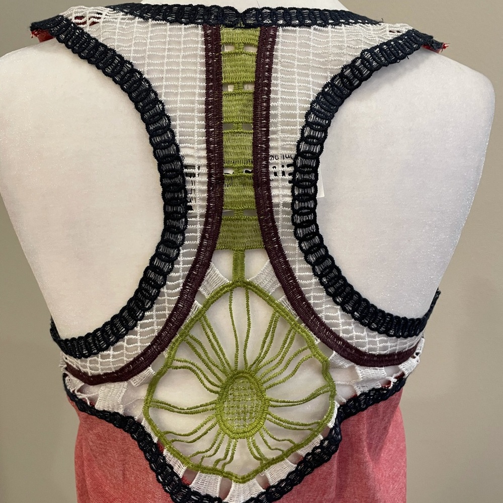 Red dress with back embroidery - Picture 5 of 7